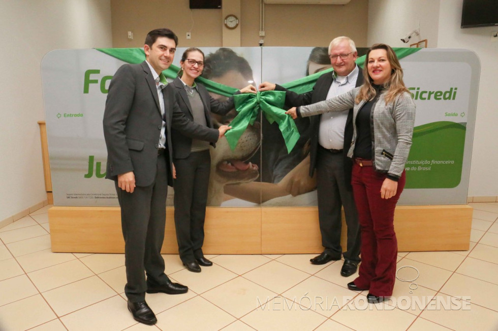 || Solenidade de abertura da agência revitalizada da Sicredi PR/SP, na cidade de São José das Palmeiras. 
Da esquerda à direita: Fernando Fenner, diretor-executivo da Sicredi Aliança PR/SP; Vânia Vergani, gerente da unidade de São José das Palmeiras; Adolfo Freitag, presidente do Conselho de Administratção da Sicredi Aliança PR/SP; e Adriane Gomes, vice-prefeita de São José das Palmeiras. 
Imagem: Acervo Imprensa da Cooperativa de Crédito - FOTO 13 -