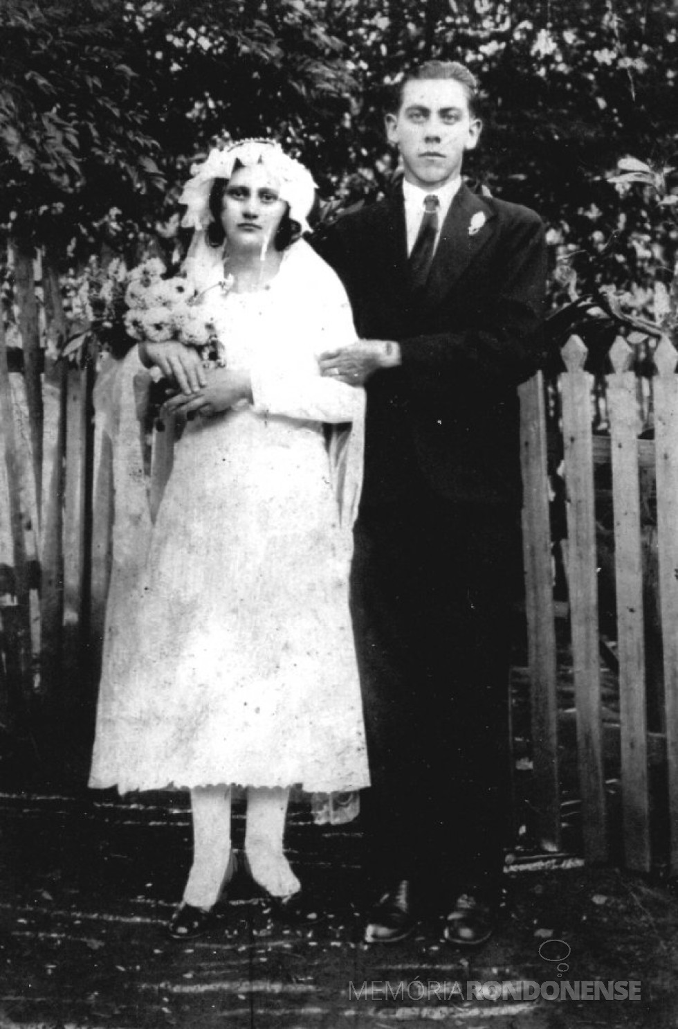 || Casal pioneiro rondonense Lidia (nascida Hack) e Oswaldo Weber, no dia de seu casamento, na cidade Piratuba. 
Imagem: Acervo da Família - FOTO 2 -
