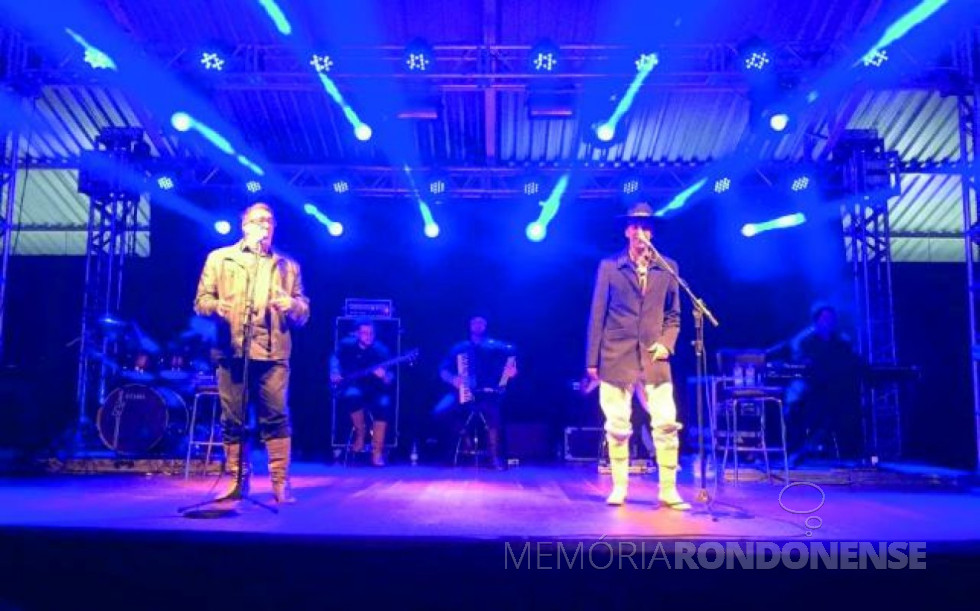 || Apresentação da dupla Oswaldir e Carlos Magrão na comemoração dos 32 anos da Sicredi Aliança PR/SP, no CTG Tertúlia do Paraná, em julho de 2017.
Imagem: Acervo O Presente Digital - FOTO 11 -