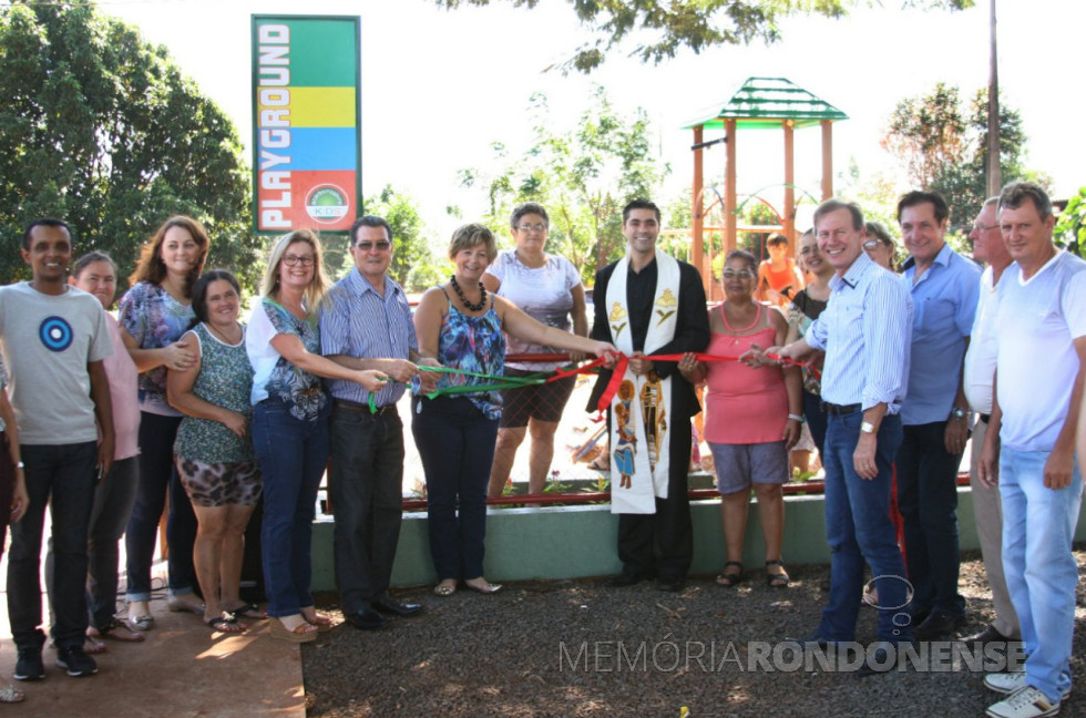 || Inauguração do parque infantil do Bairro São Francisco, em 17 de abril de 2016. 
Da esquerda para a direita:  1º ao 5º - não identificados; Silvestre Cóttica - vice-prefeito; 8º - não identificado;  padre ...;  10º e 11º - não identificados; Moacir Froelich - prefeito municipal; deputado estadual Ademir Bier; e 14º e 15º - não identificados. 
Imagem: Acervo Imprensa PM-MCR - FOTO 14 -