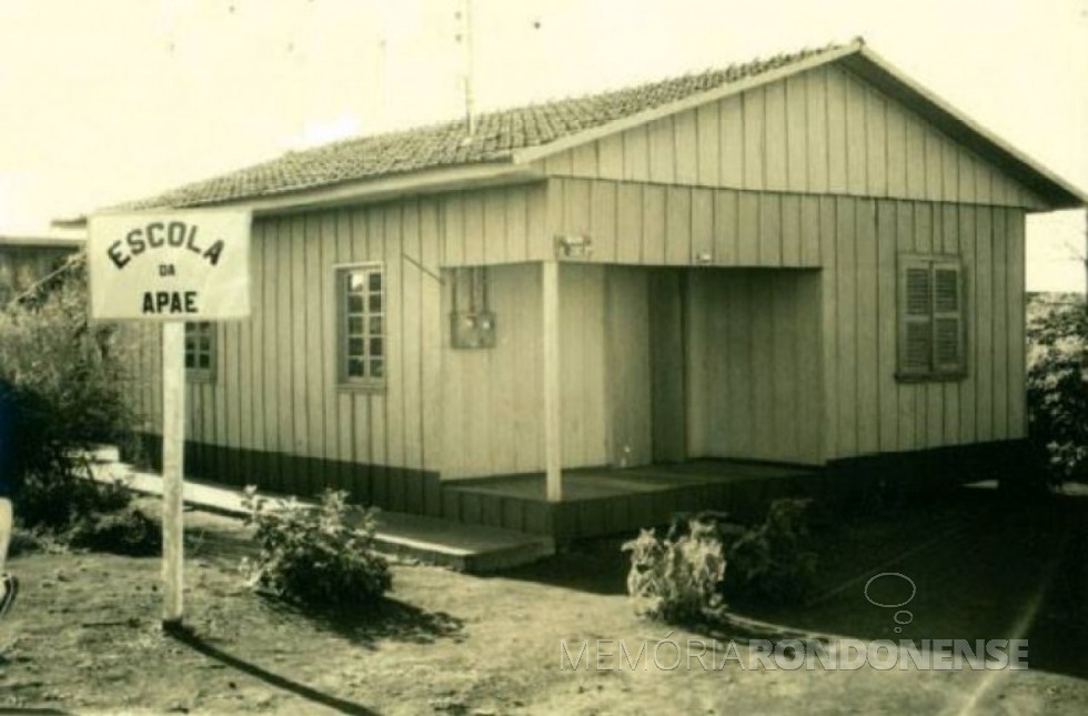 || Primeira unidade escolar  da APAE - Marechal Cândido Rondon, na esquina das Ruas D. João VI e Pernambuco, inagurada em março de 1976.  Anos depois a construção foi demolida e edificada o prédio onde hoje está instalada a unidade da PMPR. 
Imagem: Acervo Memória Rondonense - FOTO 1 - 