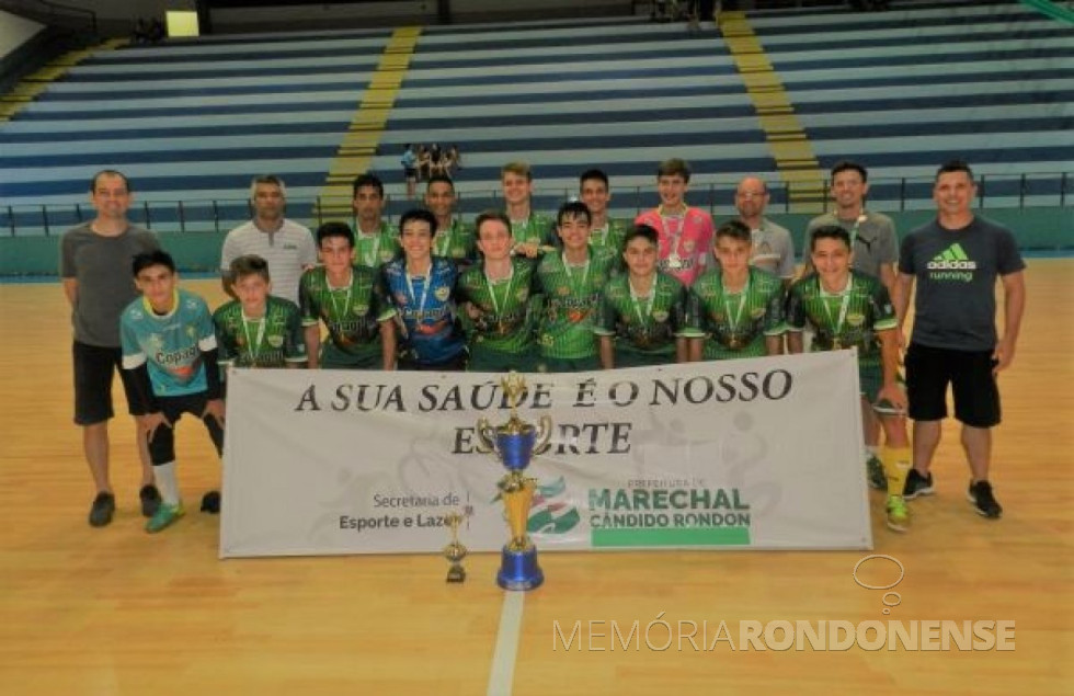 || Equipe Copagril - campeã da 5ª Copa Marechal de Futsal Sub 17.
À esquerda, Cristiano Metzner, secretário de Esporte e Lazer de Marechal Cândido Rondon.
Imagem: Acervo Olho na Bola - Crédito: Gustavo Cunha - FOTO 24 -