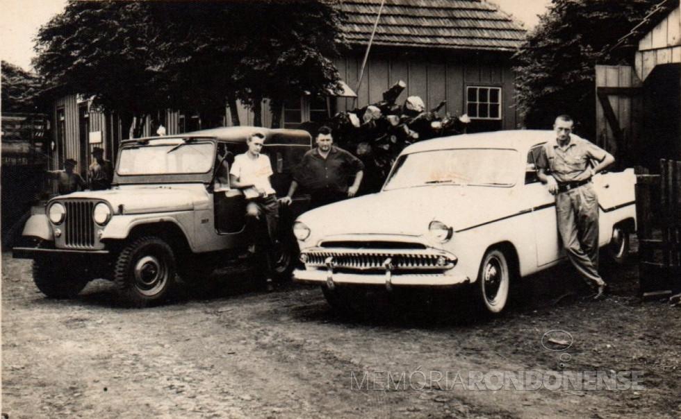 || Ervino von Borstel, no centro, e seus dois carros de praça, com os respectivos motoristas,  no pátio do  Bar Floresta, (primeiro ponto de parada de ônibus de Marechal Rondon).
À direita, motorista Nelson Strenske e, à direita, Arnildo Dickel. 
Imagem: Acervo Lizelotte von Borstel - FOTO 1 - 
