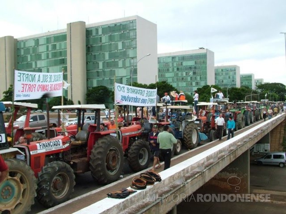 || Tratores de agricultores parados na Esplanada dos Ministérios, em Brasília, em protesto à falta de apoio à agricultura nacional. 
Imagem: Acervo da FAMATO,  MT.  - FOTO 5 - 