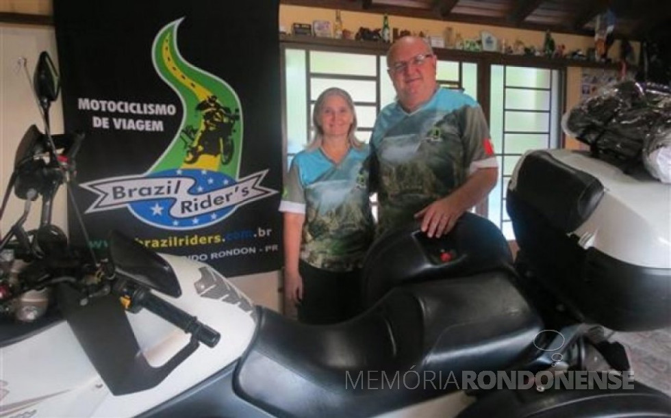 || Radialista Miguel Fernandes Reichert e esposa Loreni (nascida Fenner), com a moto usada em suas viagens, ele falecido em março de 2017.
Imagem: Acervo Memória Rondonense - FOTO 6 -