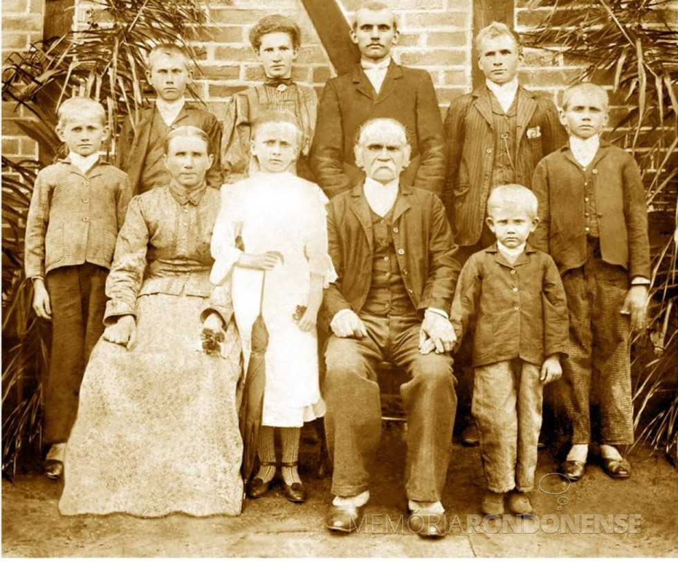 || Imigrante Johan Winter Sohn (Filho) com a esposa Maria Modro e os filhos, fotografados em Ijuí (RS).
O penúltimo, à direita, ao fundo, é o pai (Wilhelm = Guilherme), do pioneiro rondonense Theodoro Winter. 
Da esquerda à direita, fundo: Gottlieb, Herrmann, Maria, Heinrich, Wilhelm e Gustav. 
À frente: Ida e Emil. Ausente na foto, o filho Paul. 
Imagem: Acervo Maico Pfeifer - FOTO 16 -