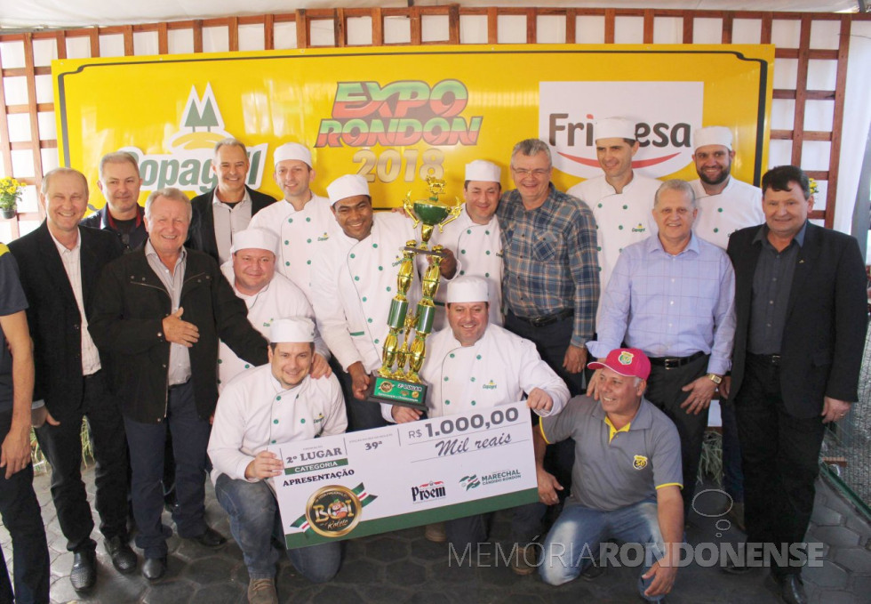 || Diretoria da Cooperativa Agroindustrial Copagril, gerentes e assadores com o troféu de melhor apresentação do box de assadores do boi no rolete, na festa nacional de julho de 2018.
Da esquerda à direita: Ricardo Silvio Chapla, diretor-presidente, Eloi Darci Podkowa, diretor-vice presidente; empresário agrícola Eno Pedde; Jaime Vilani, gerente da divisão administrativa; Nilvo Kühler, chefe de Recursos Humanos; Enoir Primon, Gerente da Divisão Agropecuária; e Márcio Buss, diretor -secretário.
Assadores (de jalecos brancos), da esquerdà direita: Joni Gerhardt, Jairo Tetzlaff, Ailton S. da Rocha, Juliano Wizenmann, Wagner Wommer e Fábio Albrink. Agachados: Maycon Zimmermann, Paulinho H. Bloemer e Wilson Moraes (sem jaleco).
Imagem: Acervo Comunicação Copagril - FOTO 17 -