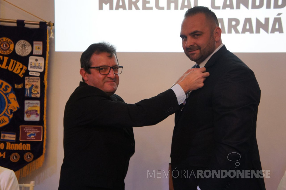 || Empresário Scharles Abbeg recebendo o distintivo de presidente do Lions Clube de Marechal Cândido Rondon, de seu antecessor Gelson Cantini de Vargas, em junho de 2018.
Imagem: Acervo O Presente - FOTO 12 -