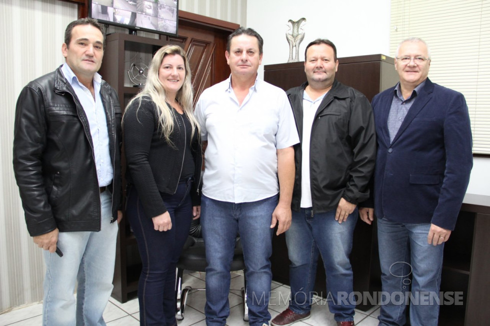 || Posse de secretários na Prefeitura Municipal de Pato Bragado, em maio de
Da esquerda à direita: Dirceu Anderle, vice-prefeito; Arlete Gross Schneider, secretária municipal de Agricultura e Meio Ambiente; Lércio Balduíno Kirsten, secretário municipal de Planejamento; Sérgio Gossenheimer, secretário municipal de Viação, Obras e Urbanismo; e Leomar Rohden (Mano), prefeito municipal.
Imagem: Acervo Imprensa PM-Pato Bragado - Crédito: Marili Koehler - FOTO 7 -