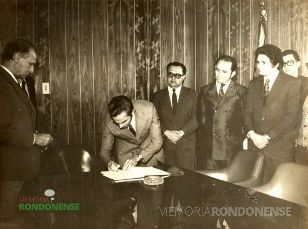 || Contabalista Almiro Bauermann tomando posse com segundo prefeito nomeado de Marechal Cândido Rondon, em agosto de 1972,tendo a sua direita o empresário Eno Thessing, vereador Nori Pooter, deputado estadual Werner Wanderer e ao fundo, Guido Port (de óculos), presidente do Diretório Municipal da Arena de Marechal Cândido Rondon.
Imagem: Acervo Almiro Bauermann - FOTO 1 -
