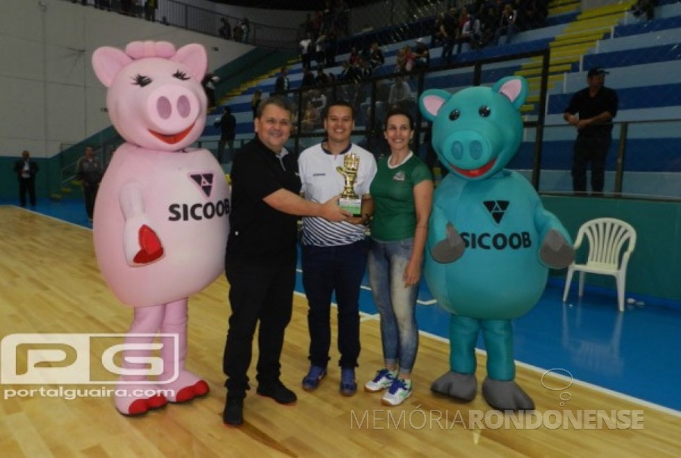 || Goleiro Juninho, da equipe do Entre Rios Futsal, recebendo o troféu de goleiro menos vazado do 42º Troféu Difusora. 
Imagem: Acervo Portal Guaíra - FOTO 15 - 