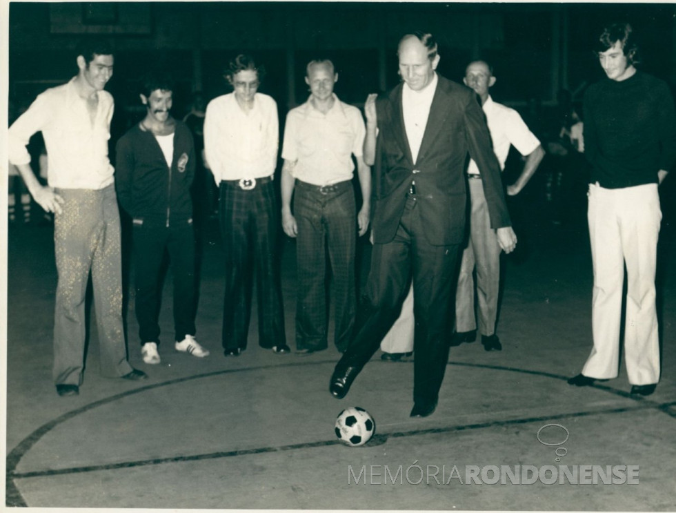 || Erich Arno Müller (chutando a bola na inauguração de quadra esportiva na então sede distrital de Maripá). 
À direita,  sucessor de Müller na Prefeitura de Palotina. 
Imagem: Acervo Prefeitura Municipal de Maripá - FOTO 25 - 