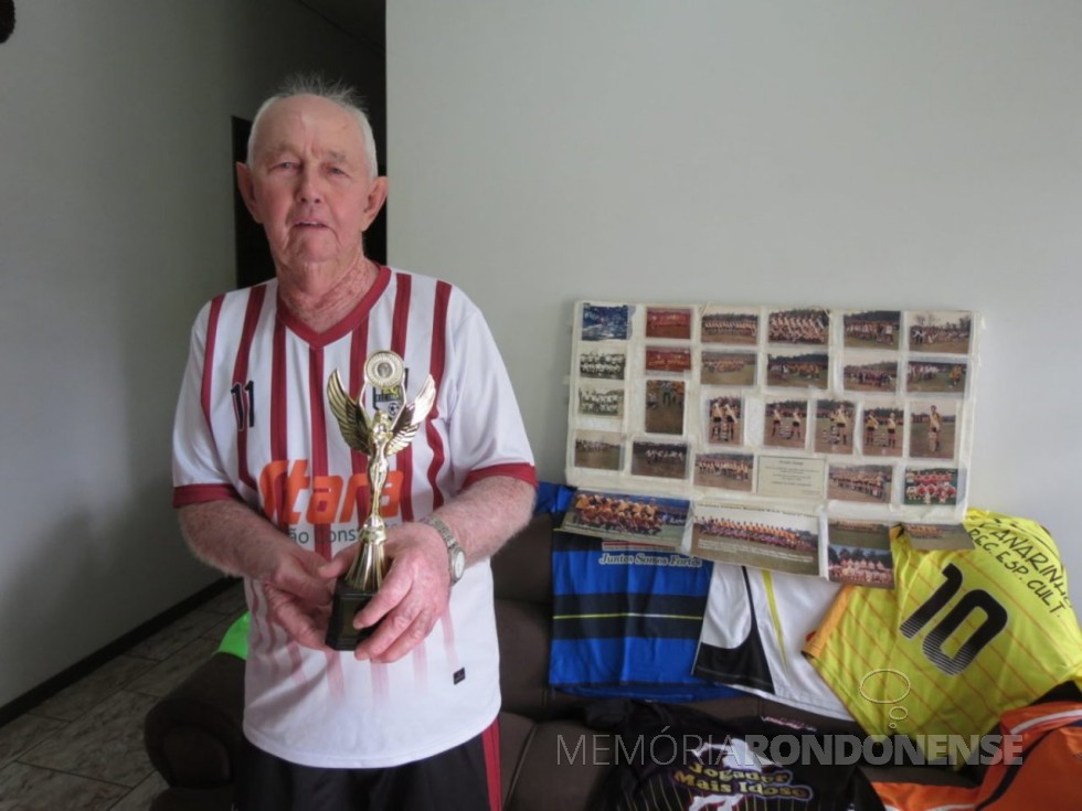 || Esportista rondonense octogenário Arneldo Krampe que joga futebol de campo mesmo tendo passado dos 80 anos de idade, em março de 2019.
Imagem: Acervo O Presente - FOTO 18 -