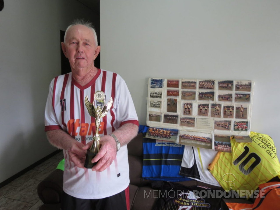 || Esportista rondonense octogenário Arneldo Krampe que joga futebol de campo mesmo tendo passado dos 80 anos de idade, em março de 2019.
Imagem: Acervo O Presente - FOTO 23 -