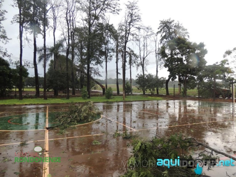 || Vista dos estragos provocados pela tempestade junto a quadra de esportes no Colégio Estadual Zulmiro Trento, em Novo Horizonte, em fevereiro de 2015, 
Imagem: Acervo AquiAgora.net
Crédito da imagem: Ivete Mantovani - FOTO 11 -