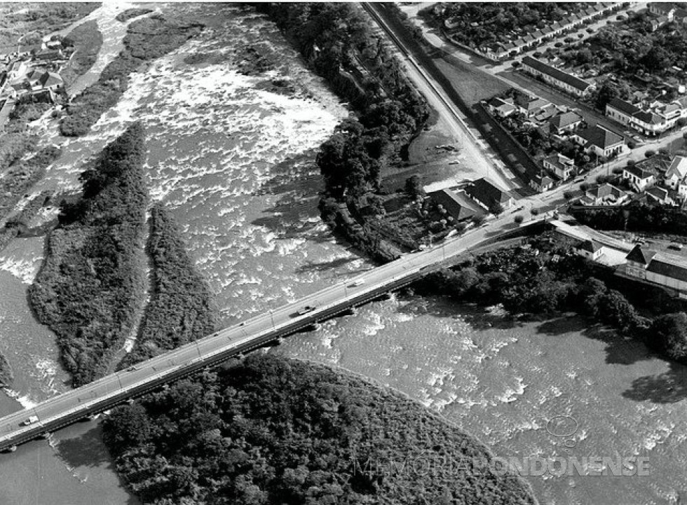|| A velha Ponte do Mirante na cidade de Piracicaba, a primeira construída com concreto armado no Brasil, inaugurada em maio de 1875.
Imagem: Acervo Instituto Histórico e Geográfico de Piracicaba - FOTO 4 -