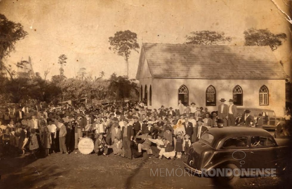 || Inauguração festiva do primeiro templo da Comunidade Luterana Cristo, em 21 de junho de 1953. 
Imagem: Acervo Hilda (Hartleben) Vorpagel/Clarice Verônica Vorpagel