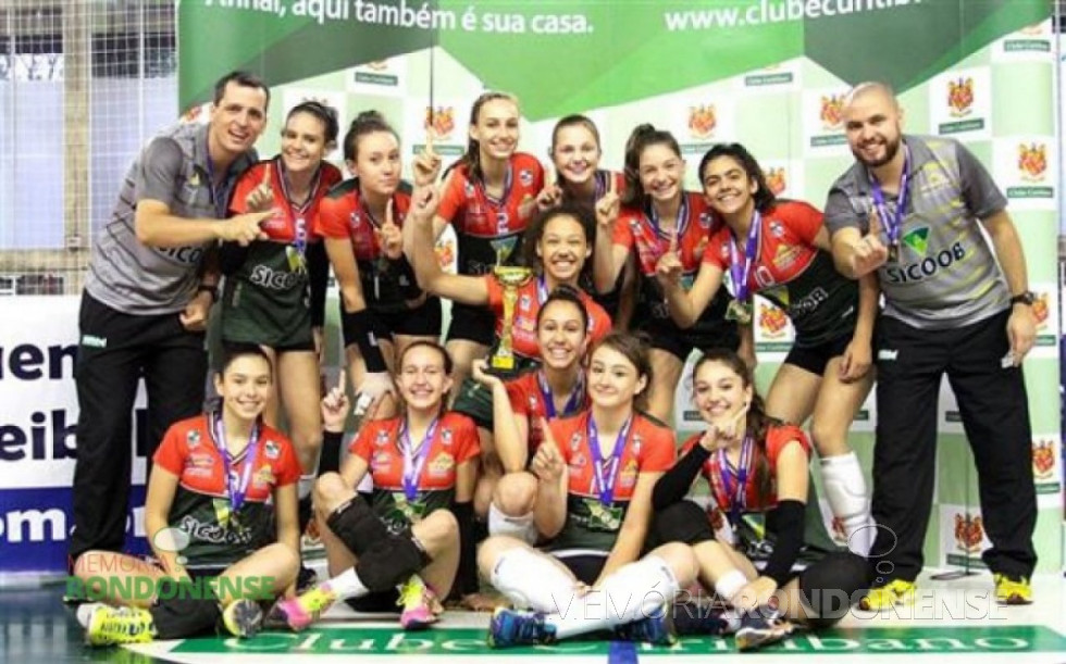 || Comissão técnica e jogadoras de voleibol do Colégio Evangélico Martin Luther/SICOOB/Marechal Cândido Rondon - campeã do Campeonato Paranaense de Voleibol 2015 - Sub -15, em outubro de 2015.
Imagem: Acervo O Presente – FOTO 11 -