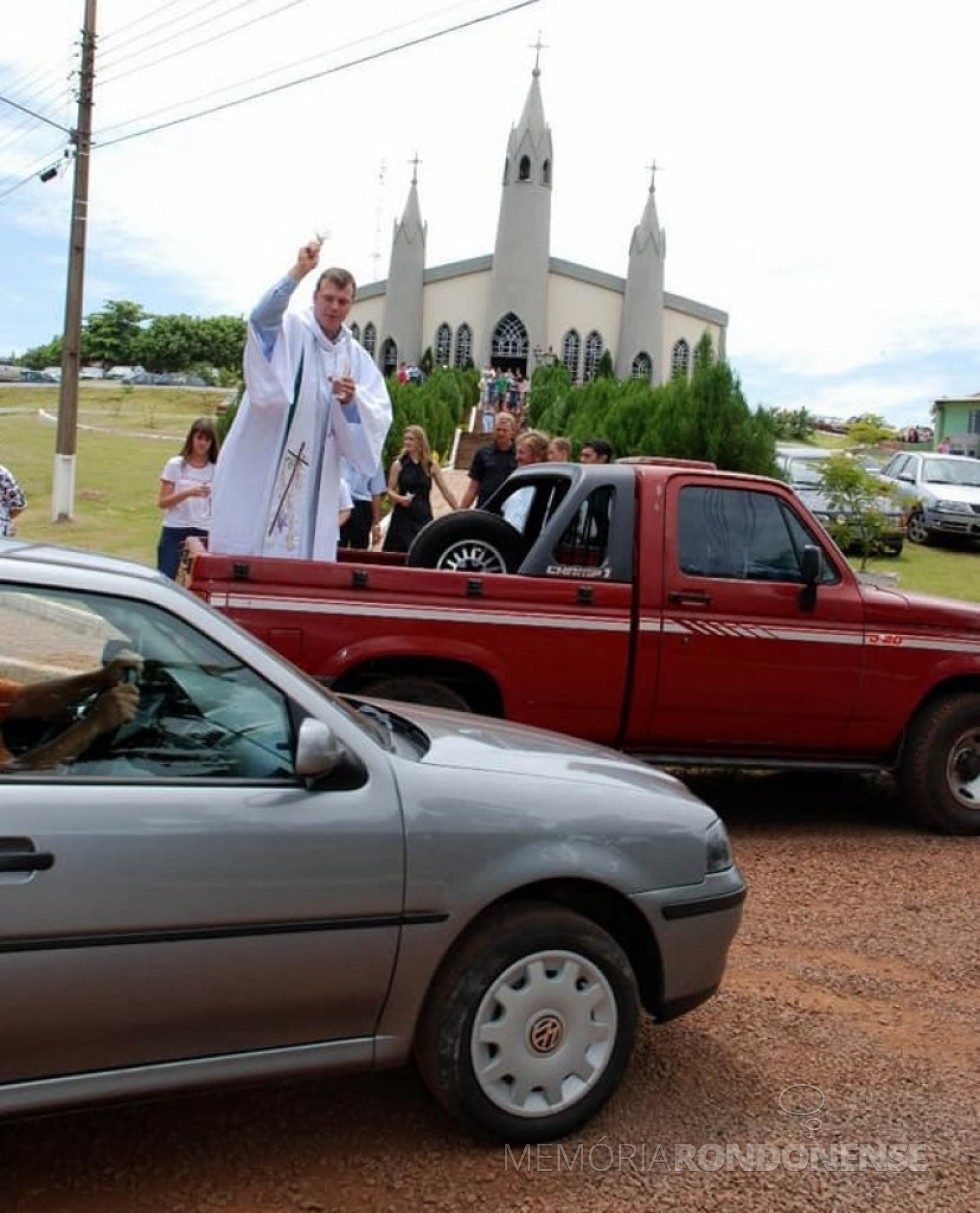 || Néo-sacerdote Neimar Troes procedendo a benção de veículos, tratores e máquinas agrícolas após celebrar a sua primeira missa. 
Imagem: Acervo pessoal - FOTO 2 -