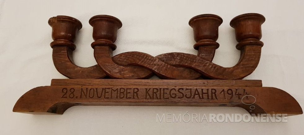 || Candelabro de casamento do casal Ingrun Klagges e Friedrich Rupprecht Seyboth. 
 Imagem: Acervo Dietrich Seyboth (Dr. Hippi) - FOTO 2 -