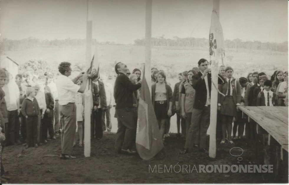 || Hasteamento das bandeiras na abertura da exposição 4-S, em Flor da Serra, no então distrito de Quatro Pontes.
Imagem: Acervo Valdir Sackser - FOTO 2 _