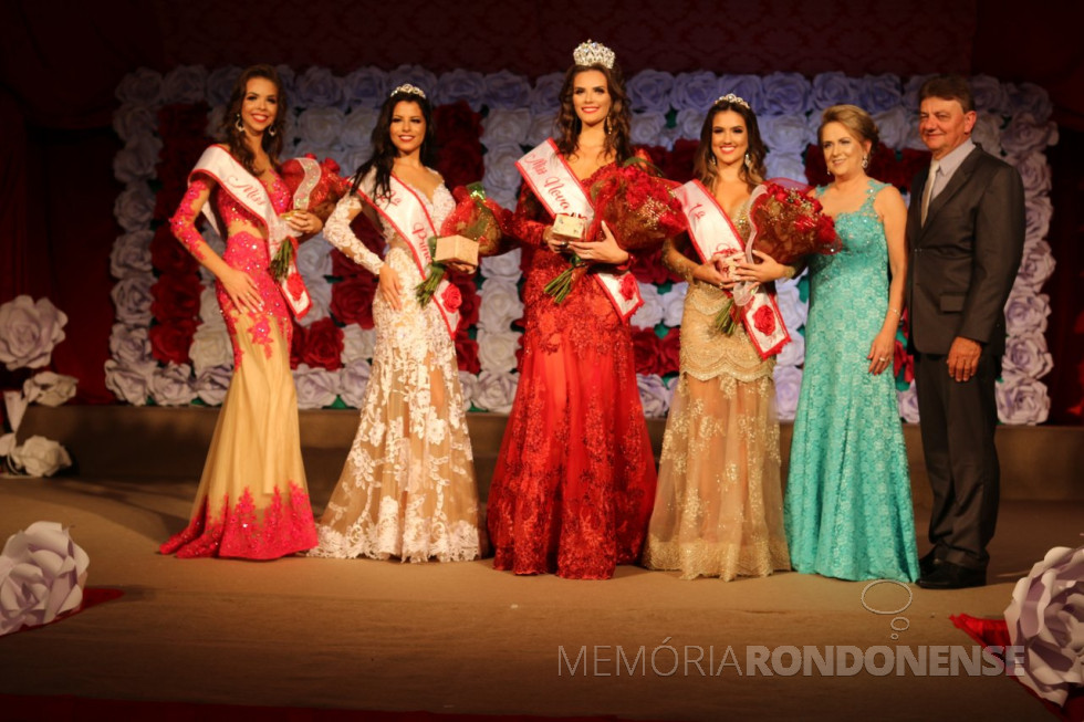 || Vencedoras do concurso Miss Nova Santa Rosa 2018/19. 
Da esquerda a direita: 
Nicole Patrícia Schewe, miss simpatia; Karolayne Alice Pereira da Motta, 2ª princesa; Thaline Nataliane Valiente, Miss Nova Santa Rosa; Jenifer Monique Ikert, 1ª princesa; e ainda na foto, 1ª dama Ivone  Rode Pinz e o prefeito municipal Norberto Pinz. 
Imagem: Acervo Tribuna do Oeste - FOTO 18 -