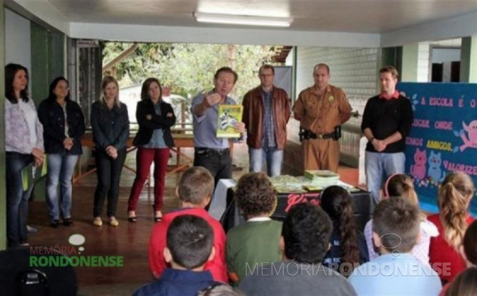 || Prefeito Moacir Froelich fazendo a abertura do reinício do Proerd na Escola Municipal Antonio Rockenbach, em agosto de 2015.
Imagem: Acervo O Presente – FOTO 7 -