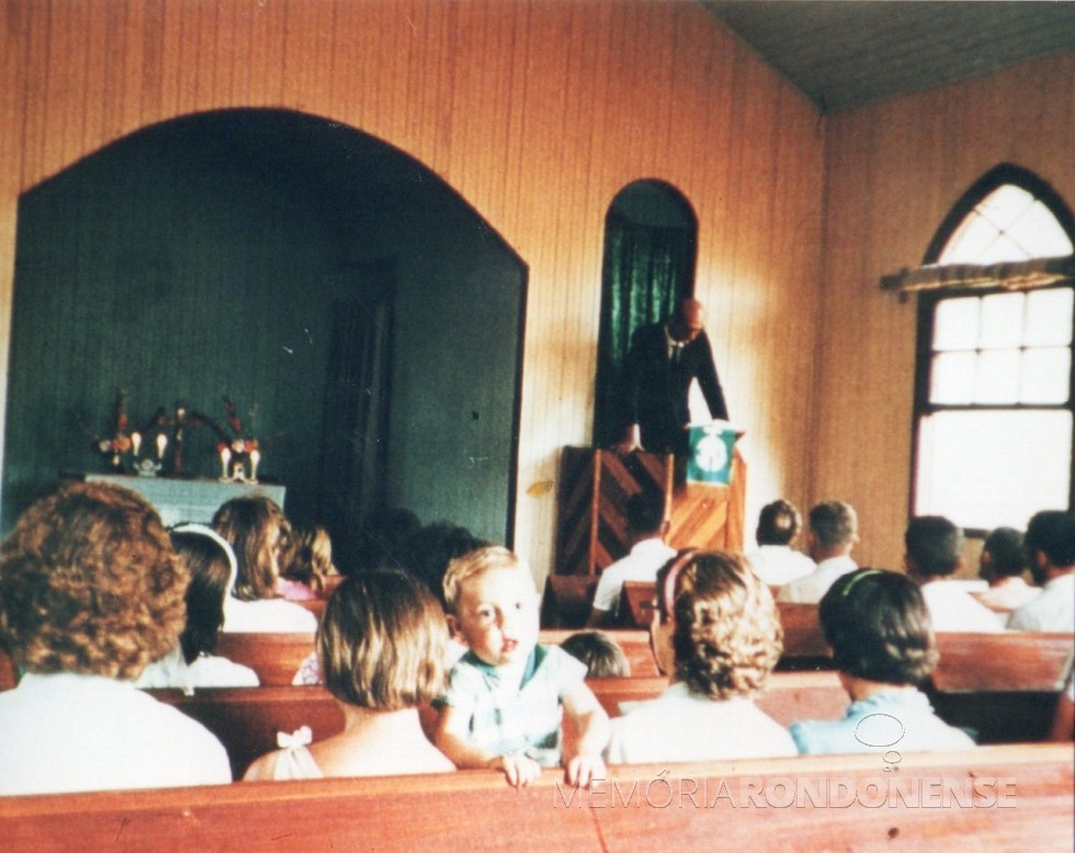 || Professor Waldomiro Liessen oficiando um dos últimos atos religiosos na antiga igreja da madeira da Comunidade Evangélica Martin Luther. 
Imagem: Acervo Brunilda (Priesnitz) Thessing - FOTO 1 - 