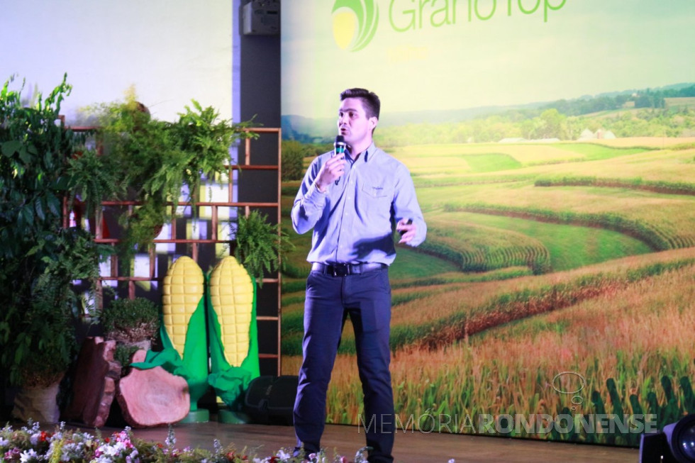 || Luiz de Oliveira, gerente regional da Syngenta, na abertura da solenidade de premiação do Grano Top 2017.
Imagem: Acervo Comunicação Copagril - Crédito: Fernando Ames - - FOTO 24 -