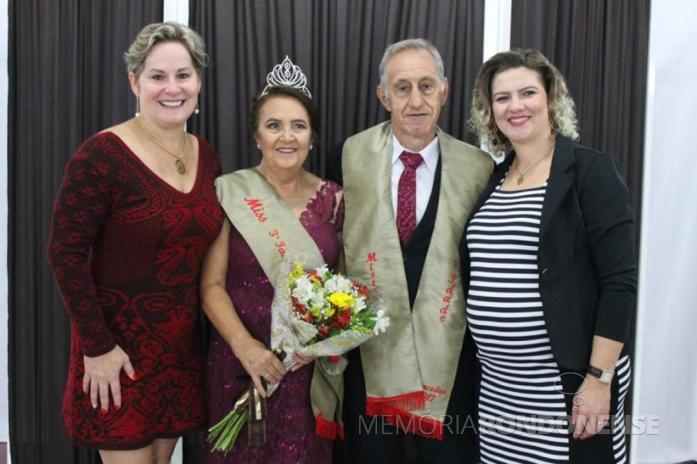 || Maria e José Burg, casal Miss e Mister Terceira Idade 2017 de Mercedes, ladeado pela prefeita municipal Cleci Rambo Loffi (e) e pela secretária de Assistência Social,
Imagem: Acervo Prefeitura Municipal de Mercedes - FOTO 24 -