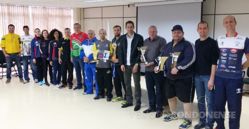 || Atletas com suas respectivas homenagens junto com prefeito Márcio Rauber e viceprefeito Ilário (Ila) Hofsteatter, em agosto de 2017.
Imagem: Acervo Imprensa - PM-MCR - FOTO 17 -