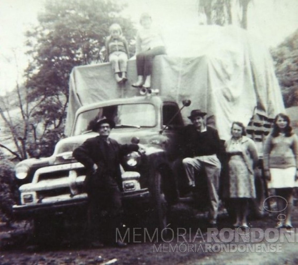 || Pioneiro Ivo Krummenauer com pai, esposa e filhos saindo de mudança de Marcelino Ramos (RS) com destino à cidade de Marechal Cândido Rondon, em setembro de 1968.
Da esquerda à direita: Alfredo Albino Krummenauer (pai), Lone, Nélia, Ivo Krummenauer, Leonida (esposa), e Célia.
Imagem: Acervo da família - FOTO 14 -