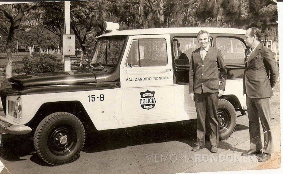 || Alberto Mayer, à direita, recebendo do então prefeito municipal Almiro Bauermann as chaves da nova viatura para a delegacia de Polícia de Marechal Cândido Rondon, na década de 1970.
Imagem: Acervo Sérgio Gilberto Meier - FOTO 10 -