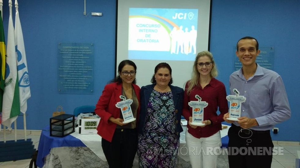|| Vencedores do Concurso Interno de Oratória 2017 da JCI Marechal Cândido Rondon, com a Presidente da entidade. Da esquerda à direita: Rosemari Lamberti, Juliani Della Giustina, presidente da JCI MCR, Cristina Luiza Lizzoni e Eduardo Henrique de Souza. 
Imagem: Acervo Juliani Della Giustina - FOTO 8 -