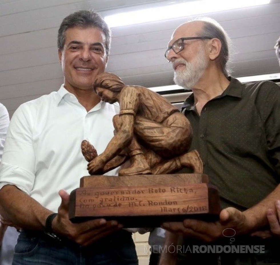 || Governador Beto Richa recebendo a escultura do