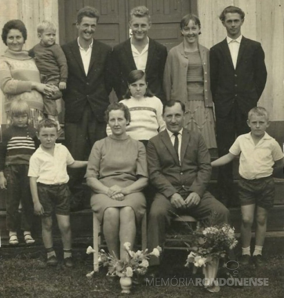 || Casal Francisca Vilma (nascida Hassemer) e Osvino Ernesto  Wolfart com a filha Enna c.c. Plínio Zastrow  com o filho do casal no colo e filha à frente; o filho Claúdio,  a filha Gladis c.c. Jordino Löwe, a filha Inge, e os filhos Egon e Irineu.
O casal com três primogênitos chegaram de mudança em Marechal Cândido Rondon, em junho de 1953.
Imagem: Acervo aquiagora.net - FOTO 5 –