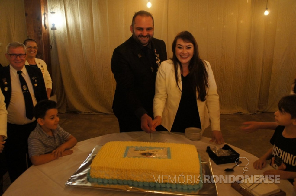 || Casal Raquel Dione e Scharlson Abbeg, ele presidente do Lions Club de Marechal Cândido Rondon, no corte do bolo comemorativo aos 55 anos de fundação do clube de serviço, em março de 2019.
Imagem: Acervo AquiAgora.net - FOTO 24 - 