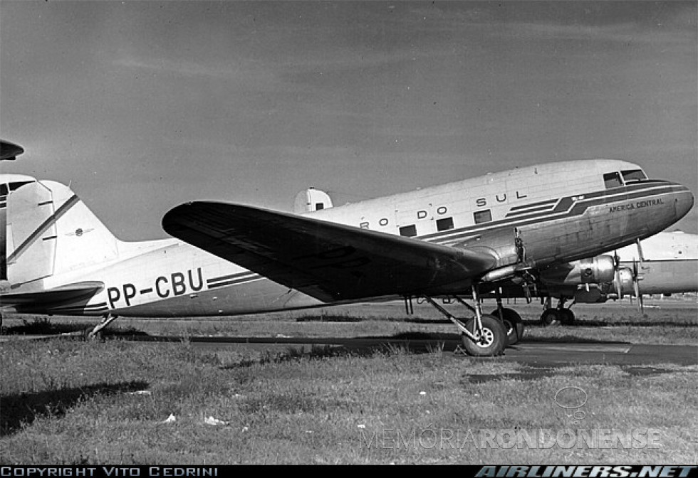 || Avião Douglas DC3 idêntico ao que pousou no aeroporto de Toledo, em agosto de 1954.
Imagem: Acervo Histórias da Aviação - Yola - FOTO 4 -