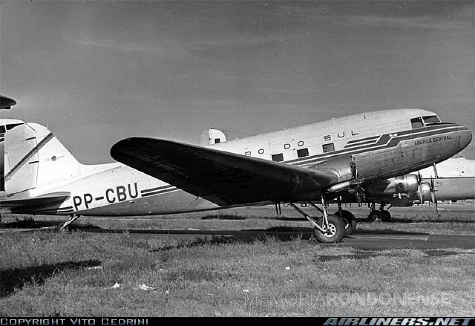 || Avião Douglas DC3 idêntico ao que pousou no aeroporto de Toledo, em agosto de 1954. 
Imagem:  Acervo Histórias da Aviação - Yola - FOTO 3 - 