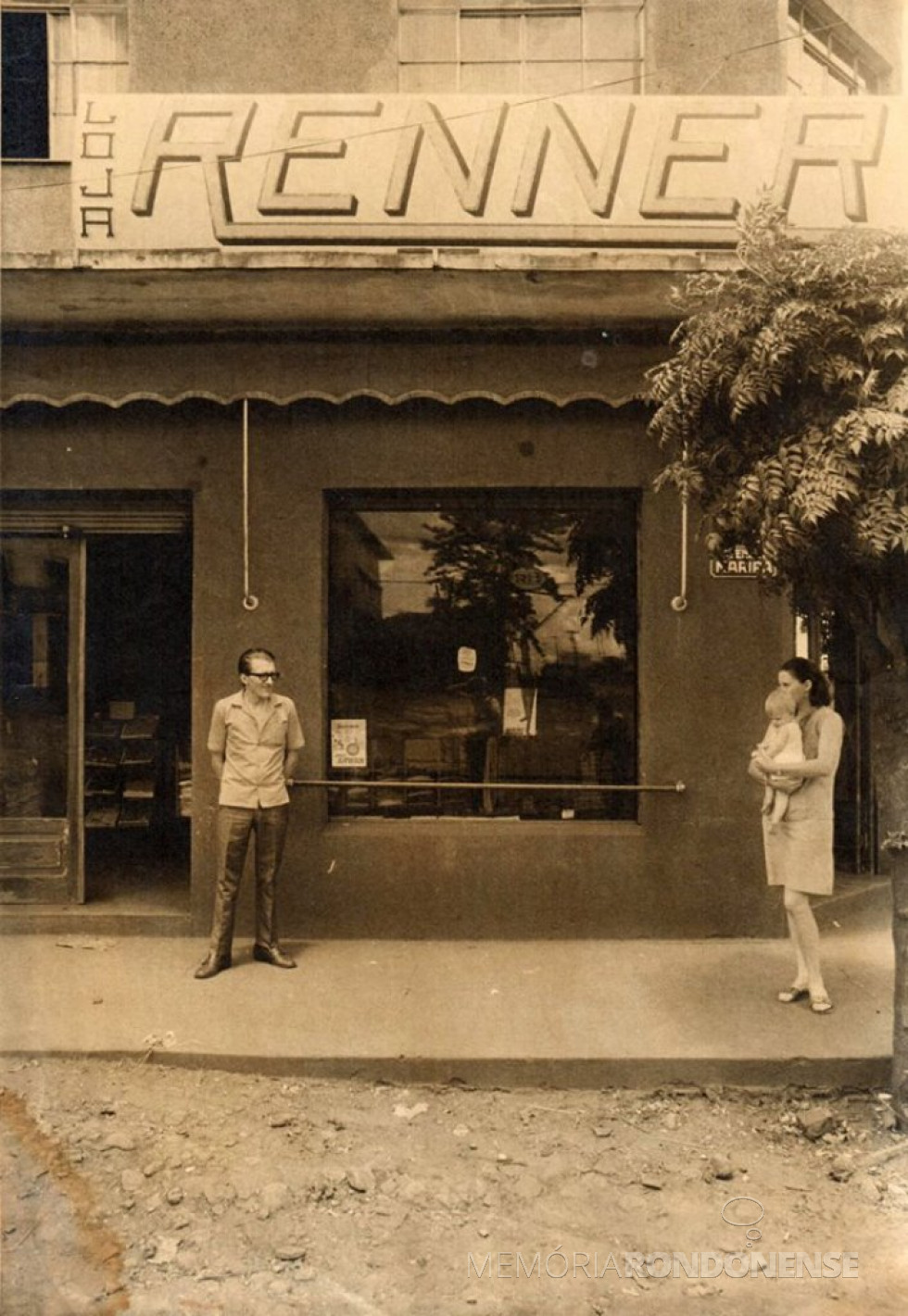 || Fachada externa da Loja Renner, inaugurada em junho de 1966. Na foto, à esquerda, um dos proprietários do empreendimento, Alcido Port. A mulher com a criança - não identificada.
Imagem: Acervo Gustavo Port - FOTO 1 -