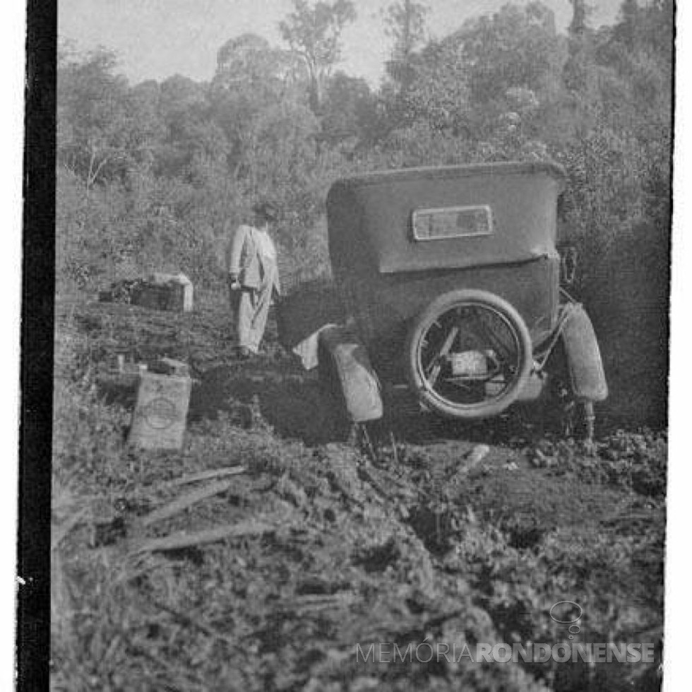 || Jorge Schimmelpfeng atolado com seu Ford bigode numa das estradas pioneiras de Foz do Iguaçu.
Imagem: Acervo Waldir Guglielmi Salvan - FOTO 5 -