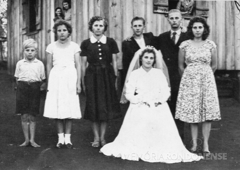 || Noiva Iloni Schmidt com seus irmãos, da esquerda à direita, Milton, Jurema que casou com Arnaldo Scheffler, Edi que casou com Arnildo Diesel, Ernesto que casou com Eli Bledow, Ervedo, e Ione que casou com Harry Fischer.
Imagem: Acervo do casal - FOTO 5 -