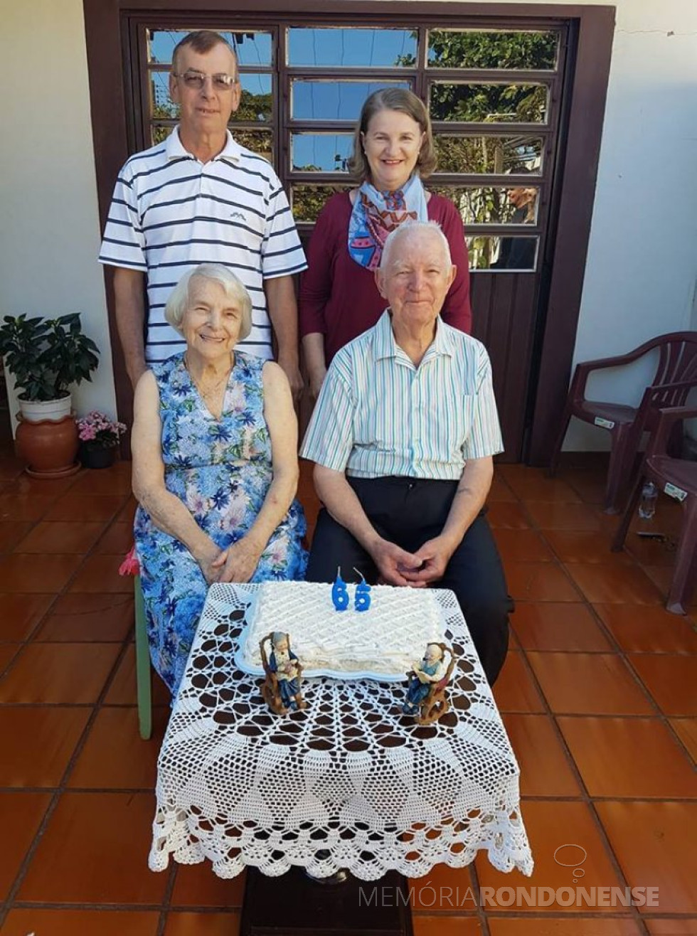|| Casal Leonida e Ivo Krummenauer, na comemoração das Bodas de Platina, junto com os filhos Nelvi Alzir e Lone, em maio de 2018.
Imagem: Acervo de Nelvi Alzir Krummenauer - FOTO 10 -
