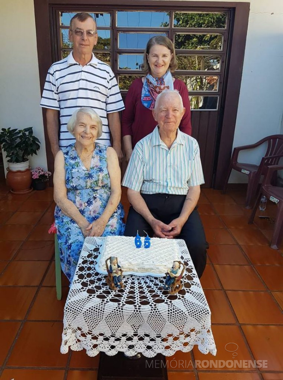 || Casal Leonida e Ivo Krummenauer, na comemoração das Bodas de Platina, junto com os filhos Nelvi Alzir e Lone. 
Imagem: Acervo de Nelvi Alzir Krummenauer - FOTO 11 -