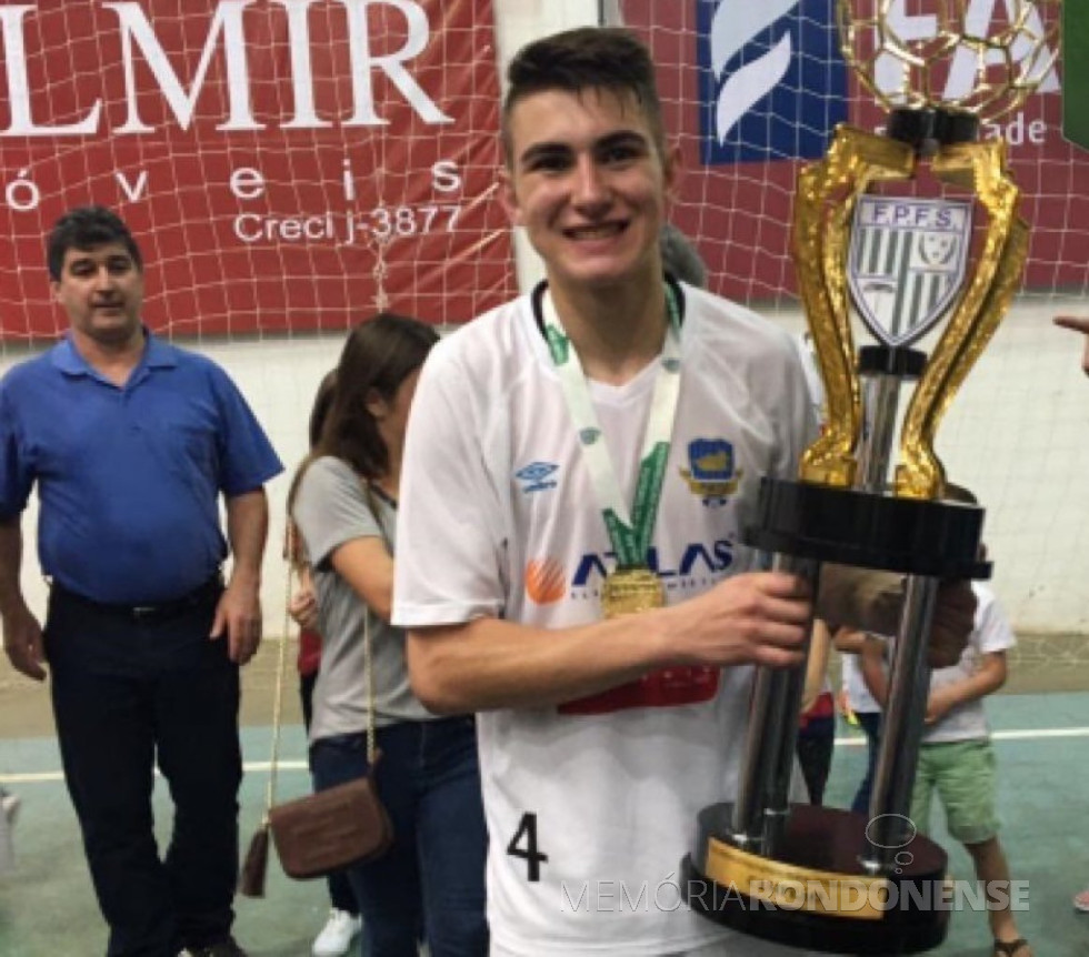 || Atleta Augusto Limberger com taça de campeão da Série Prata do Campeonato  Paranaense de Futsal 2016, pelo Pato Branco Futsal, em novembro de 2016.
Imagem: Acervo pessoal - Facebook - FOTO 19 -
