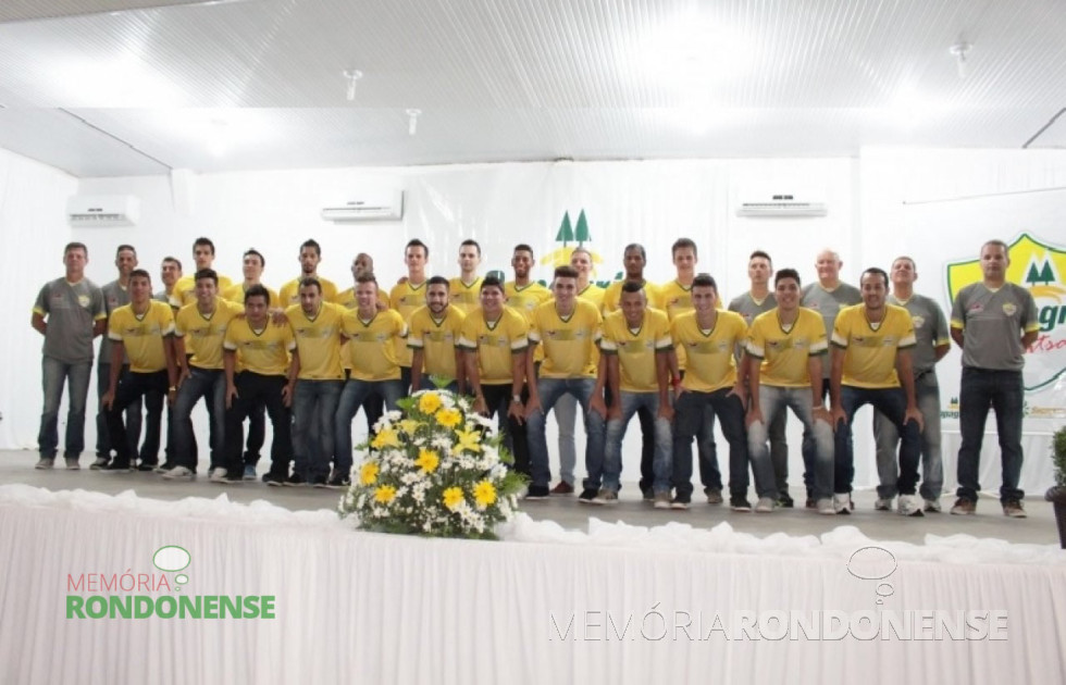 || Comissão técnica e jogadores da Copagril Futsal para a disputa da temporada 2016.
Imagem: Imprensa Copagril - FOTO 12-