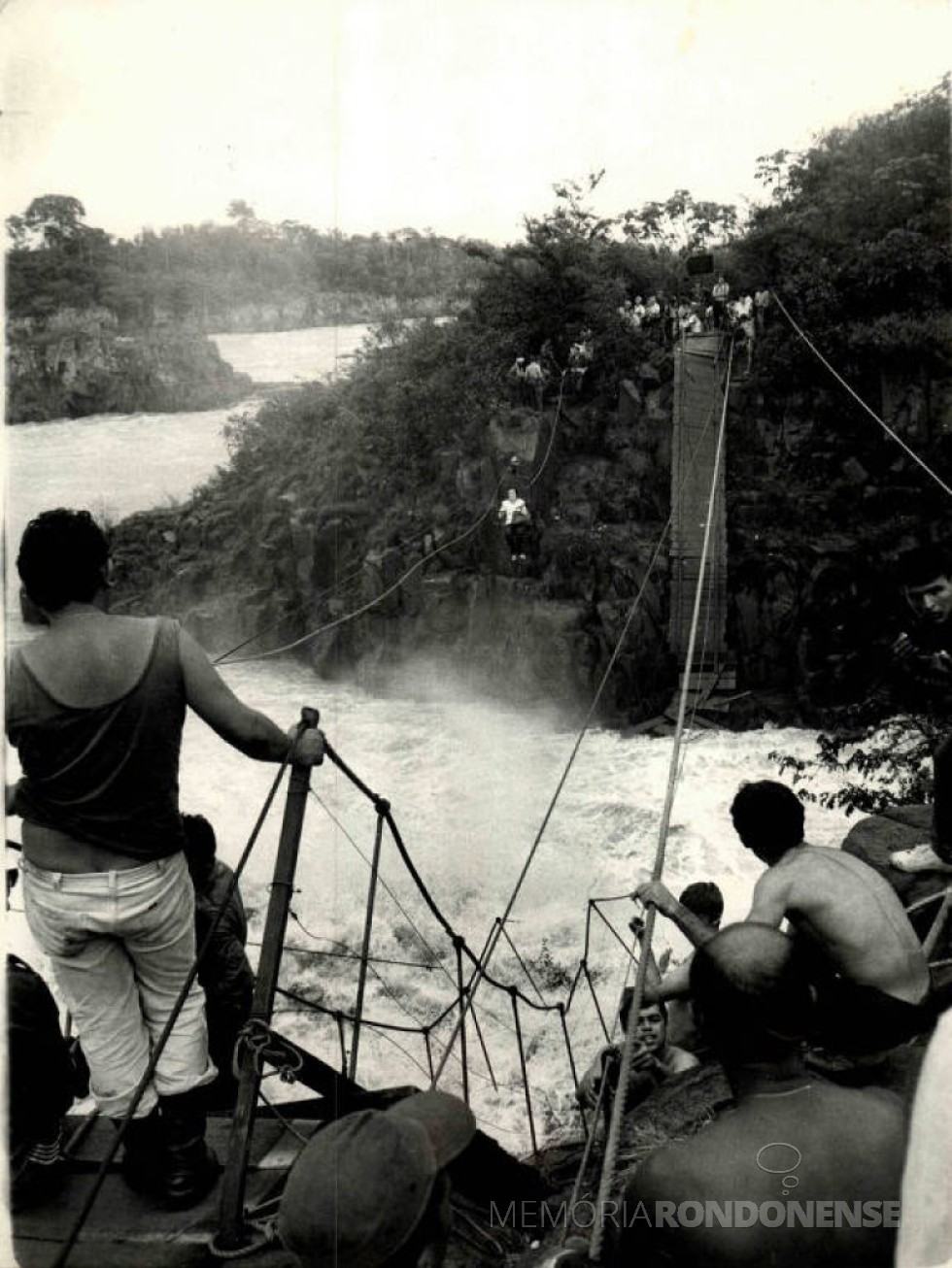 || Ponte pênsil que se rompeu nas extintas Sete Quedas, em janeiro de 1982. 
Imagem: Acervo Folha/Uol - FOTO  3 -