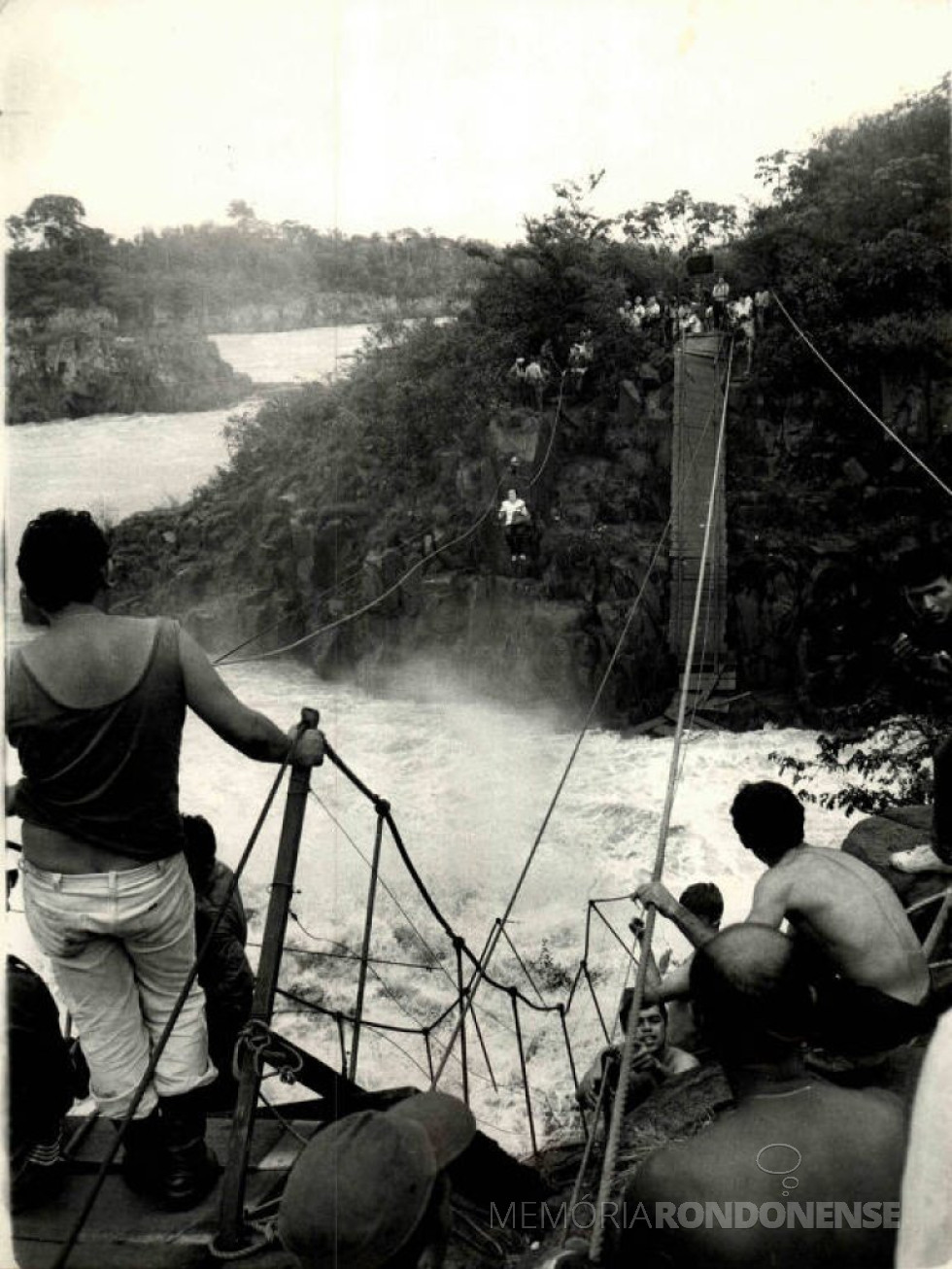 || Ponte pênsil que se rompeu nas extintas Sete Quedas, em janeiro de 1982.
Imagem: Acervo Folha/Uol - FOTO 3 -