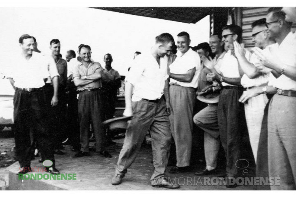  | |Pioneiro e vereador Harry Pydd se encaminhando para o palco de autoridades, durante a solenidade  da entrega da primeira patrola a Prefeitura Municipal de Marechal Cândido Rondon, no governo de Arlindo Alberto Lamb (1961-1964).  
Em 1969,  Harry Pydd foi eleito primeiro presidente do diretório municipal da extinta  ARENA. 

Imagem: Acervo Harri Valter Batschke - FOTO 3 - 