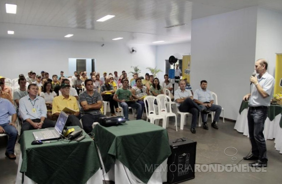 || Ricardo Silvio Chapla procedendo a abertura do Seminário Anual de Piscicultura da Copagril 2011, tendo à sua direita, sentados, o diretor-secretário Márcio Buss e Eloi Darci Podkowa, diretor-vice-presidente. Na linha de frente, sentados, o penúltimo à esquerda, é Martin Herpich.
Imagem: Acervo Imprensa Copagril
Crédito: Daniel Menghini - FOTO 20 -